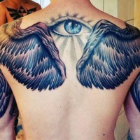 Tatuaje en los hombros, alas negras maravillosas y ojo azul