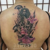 Tatuaje en la espalda,
estatua egipcia combinada con flores delicadas