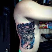 Tatuaje en el costado, lobo alucinante de colores