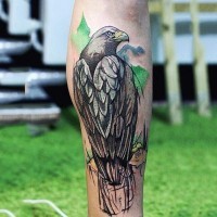 Tatuaje en la pierna,
águila linda sensilla en la rama