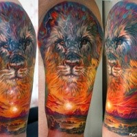 Großes farbiges Löwenkopf Tattoo auf der Schulter mit Wüste Sonnenaufgang