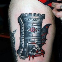 Großer farbiger mythischer dämonischer Turm mit dem Schädel und Flügel Tattoo am Oberschenkel
