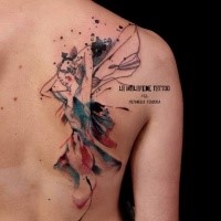 Große farbige Tinkerbell Tattoo am Rücken