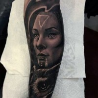 Große farbige Tribal Frau mit Dreieck und Eule Tattoo am Ärmel