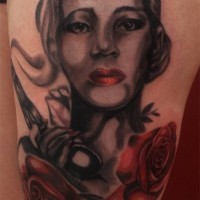 Tatuaje en el muslo,  mujer elegante con pistola y rosas rojas