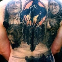 Tatuaje en la espalda,
tema indio con la gente y atrapasueños y caballo