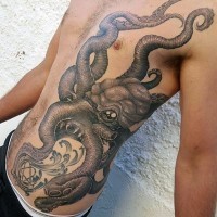 Großer farbiger sehr detaillierter Oktopus Tattoo an der Seite