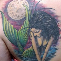 Tatuaje en la espalda, sirena en el agua y luna llena