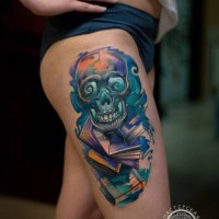 Tatuaje en el muslo, cráneo con libros diferentes, dibujo multicolor