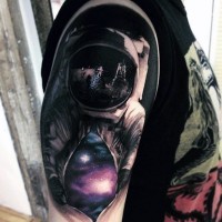 grande colorato realistico astronauta tatuaggio sulla spalla