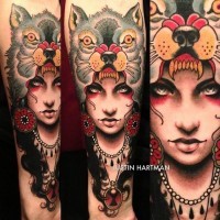 Tatuaje en el antebrazo,
mujer dulce con casco de lobo furioso