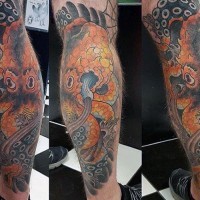 Großer bunter sehr detaillierter Oktopus  Tattoo am Bein