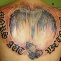 Großes farbiges Tattoo mit Engel am Rücken