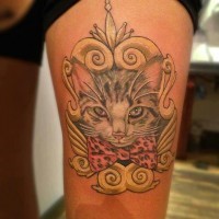 Große nette farbige Katze mit Bogen Porträt Tattoo am Oberschenkel