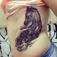 Tatuaje en las costillas, caballo precioso corre