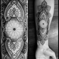 grande dettagliato nero e bianco stile induista tatuaggio su braccio