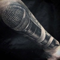 Großes detailliertes schwarzes und weißes modernes Mikrofon Tattoo am Arm