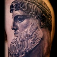 Großes detailliertes schwarzes antikes Mannes Porträt Tattoo am Arm