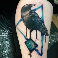 Große detaillierte schwarze Krähe Tattoo mit blauem Dreieck und mystischem Symbol