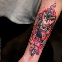 Große detaillierte schwarze Eule Tattoo am Unterarm mit verschiedenen Blumen