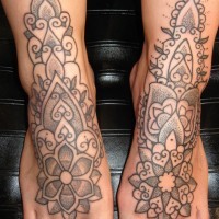 Großes erstaunliches Tattoo von ungleichen Mustern auf Füßen