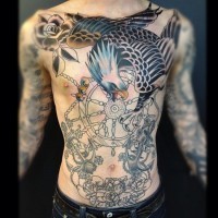 Tatuaje  de águila cazadora, timón y ancla