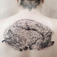 Großes im Gravur Stil schwarzes Rücken Tattoo mit schlafender Hirschfamilie