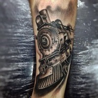 Tatuaje en el brazo, locomotora excelente detallada