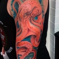 Tatuaje en el brazo,
pulpo realista en tonos pastel