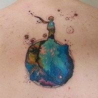 Großes im illustrativen Stil Rücken Tattoo des Planeten mit Jungen
