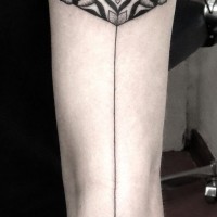 Tatuaje en el brazo,
ornamento floral elegante hermoso, tinta negra