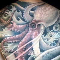 Enorme y muy increíble tatuaje pulpo en las olas realizado en color en toda la espalda