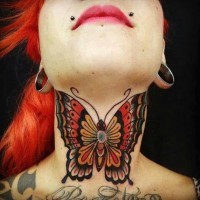 grande inchiostro dipinto farfalla colorata tatuaggio su collo