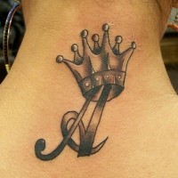 Tatuaje en el cuello, corona con puntas redondeadas y letra a