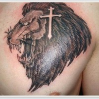 grande testa di leone con croce tatuaggio sul petto