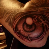 Großes magisches detailliertes Auge Tattoo am Ellenbogen