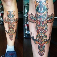 Tatuaje en la pierna, tótem indio lindo multicolor
