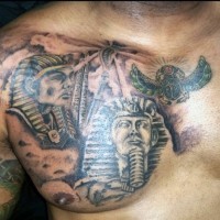 Tatuaje en el pecho,  tema egipcio interesante negro blanco