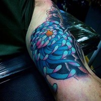 Tatuaje en la pierna, flor crisantemo vistoso espectacular
