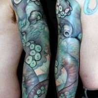 Großer mehrfarbiger gruseliger Oktopus Tattoo am Ärmel