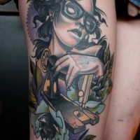 Tatuaje en el muslo, mujer carismática con máquina de coser, dibujo multicolor
