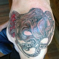 Großer mehrfarbiger detaillierter Oktopus Tattoo an der Schulter
