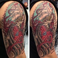 grande multicolore calamaro tremendo attaccato a barca a vela tatuaggio su spalla