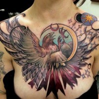 Großer mehrfarbiger fliegender Adler Tattoo an der Brust mit Mond und Sternen