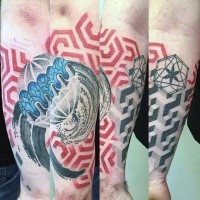 Großes mehrfarbiges geometrisches Unterarm Tattoo mit verschiedenen Figuren