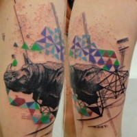 Tatuaje en el muslo,  mitad rinoceronte realista mitad geométrico