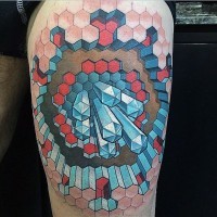 Großes mehrfarbiges geometrisches Tattoo am Oberschenkel