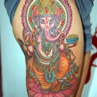 Tatuaje multicolor en el muslo, 
dios elefante en estilo hindú