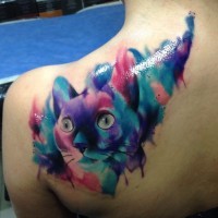 Großes mehrfarbiges Schulter Tattoo mit Aquarell Porträt der Katze