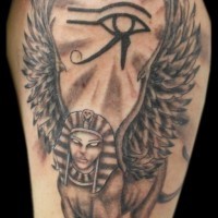 Großes mehrfarbiges Sphinx Tattoo an der Schulter mit dem Auge des Horus